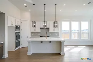 406 Cleveland Wy, New Braunfels, TX 78130 - Photo 2