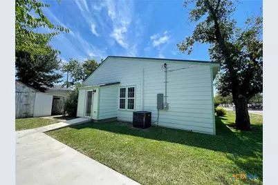 201 E 6th Street, Lampasas, TX 76550 - Photo 12