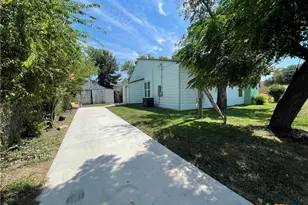 201 E 6th St, Lampasas, TX 76550 - Photo 6