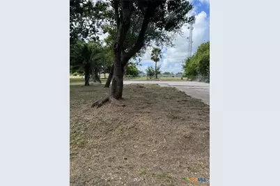 315 E Tres Palacios Avenue, Palacios, TX 77465 - Photo 2