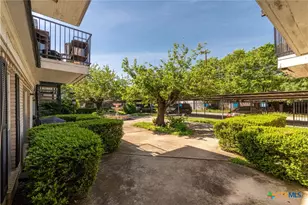 203 E Bowie St, Luling, TX 78648 - Photo 12