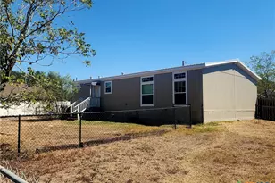 908 Henry St, Cuero, TX 77954 - Photo 4