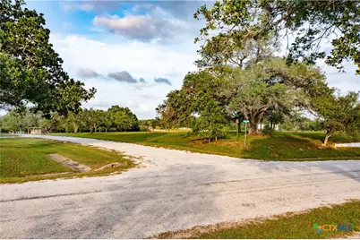 403 Oakside Drive, Victoria, TX 77905 - Photo 4