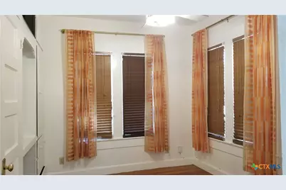 1123 W Coll Street, New Braunfels, TX 78130 - Photo 8