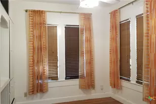 1123 W Coll St, New Braunfels, TX 78130 - Photo 8