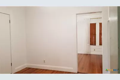 1123 W Coll Street, New Braunfels, TX 78130 - Photo 10