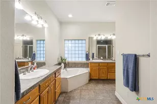 810 Bluff Ridge Ct, New Braunfels, TX 78132 - Photo 36