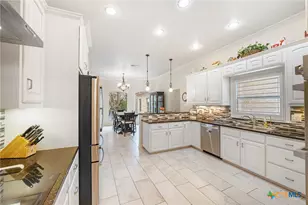 810 Bluff Ridge Ct, New Braunfels, TX 78132 - Photo 22