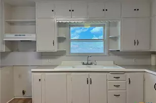 608 3rd St, Cuero, TX 77954 - Photo 4