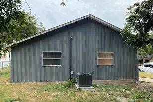 121 E 15th St, Shiner, TX 77984 - Photo 4