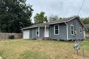 121 E 15th St, Shiner, TX 77984 - Photo 2