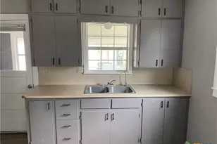 121 E 15th St, Shiner, TX 77984 - Photo 8