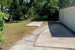 2405 Lone Tree Rd, Victoria, TX 77901 - Photo 12