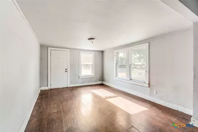 712 S Austin Street, Seguin, TX 78155 - Photo 6