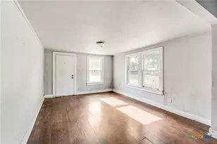 712 S Austin St, Seguin, TX 78155 - Photo 6