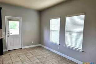 729 Community Dr, New Braunfels, TX 78132 - Photo 4