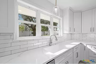 101 E Loma Vista Avenue, Victoria, TX 77901 - Photo 6