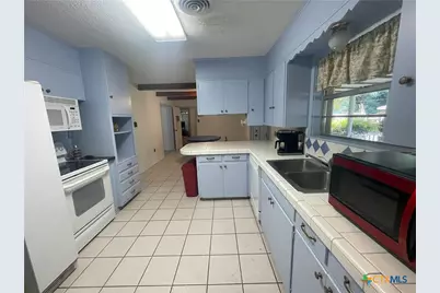 1304 W Avenue B, Lampasas, TX 76550 - Photo 18