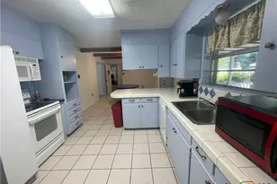 1304 W Ave B, Lampasas, TX 76550 - Photo 18