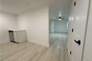 2204 W San Antonio St, New Braunfels, TX 78130 - Photo 14