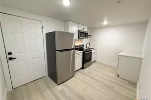 2204 W San Antonio St, New Braunfels, TX 78130 - Photo 2