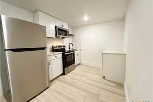 2204 W San Antonio St, New Braunfels, TX 78130 - Photo 4