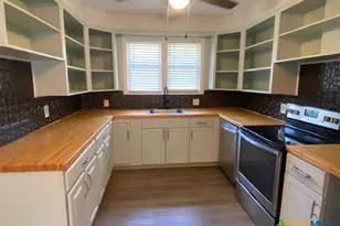 111 N Cedar Ave, Luling, TX 78648 - Photo 4