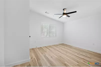404 E Pecan Street, Taylor, TX 76574 - Photo 16