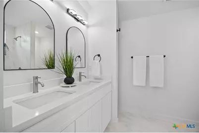 404 E Pecan Street, Taylor, TX 76574 - Photo 12