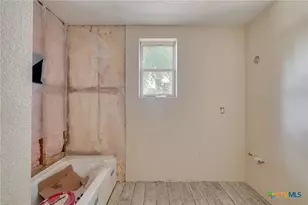 116 S Cypress Ave, Luling, TX 78648 - Photo 14