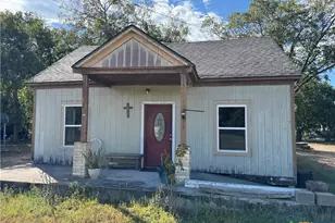 414 S Esplanade St, Cuero, TX 77954 - Photo 1