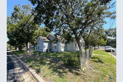 1002 E Park Avenue, Victoria, TX 77901 - Photo 1