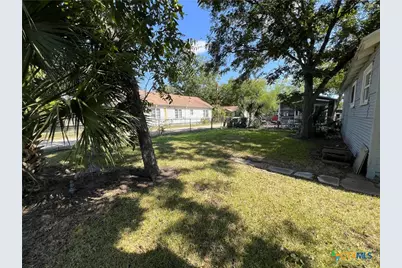 1002 E Park Avenue, Victoria, TX 77901 - Photo 8