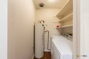 319 E Bowie St, Luling, TX 78648 - Photo 6