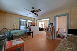 815 Pecan St, Seguin, TX 78155 - Photo 2