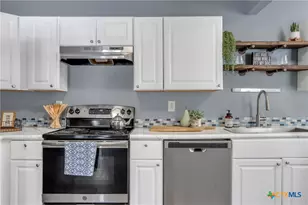 810 N Goodrich St, Seguin, TX 78155 - Photo 8