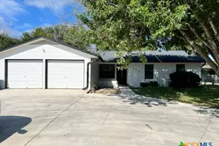 1302 S Mesquite Ave, New Braunfels, TX 78130 - Photo 1