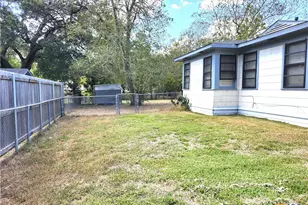 418 Clark St, Yoakum, TX 77995 - Photo 6