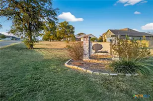 175 Creekwood Dr, Gonzales, TX 78629 - Photo 2