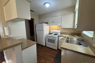 815 Burges St, Seguin, TX 78155 - Photo 4