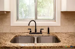 716 Brookhollow Dr, Port Lavaca, TX 77979 - Photo 10