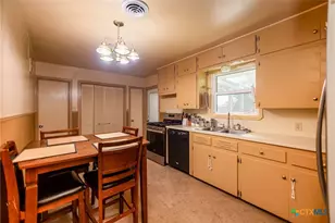 216 Bowie St, Port Lavaca, TX 77979 - Photo 6