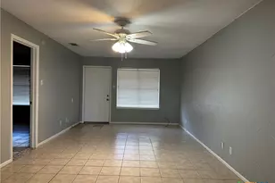 1051 Country Club Dr, Seguin, TX 78155 - Photo 2