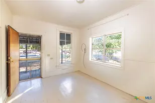 936 Water St, Gonzales, TX 78629 - Photo 4