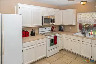 303 Bridle Ln, Victoria, TX 77904 - Photo 8