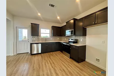 638 Swallow, Palacios, TX 77465 - Photo 6