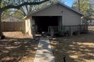 606 Schwab St, Yoakum, TX 77995 - Photo 12