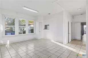 613&615 E Ct St, Seguin, TX 78155 - Photo 8