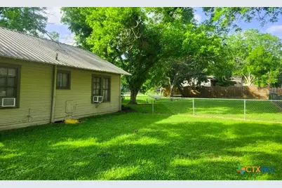 121 N Avenue G, Shiner, TX 77984 - Photo 2