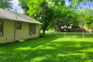 121 N Ave G, Shiner, TX 77984 - Photo 2